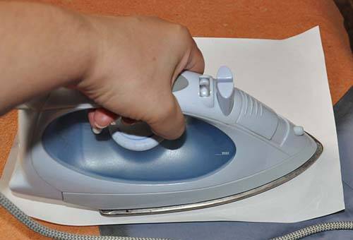 Enlever les taches de gasoil avec un fer à repasser