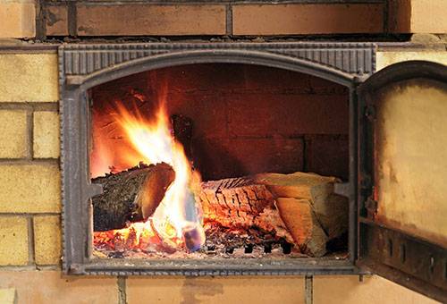 Bois de chauffage dans le poêle