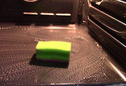 nettoyer les plaques à pâtisserie avec une solution de bicarbonate de soude