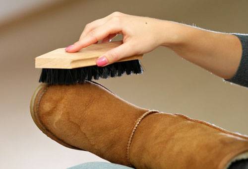Nettoyer les bottes UGG avec une brosse