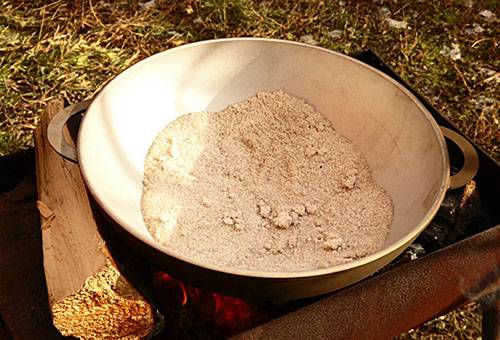 Calcination d'un chaudron en aluminium avec du sel