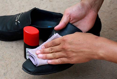 Traiter les chaussures avec un produit spécial