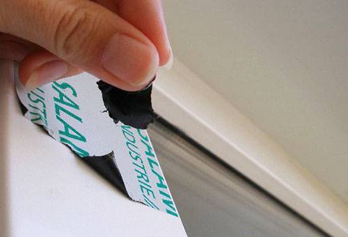 Retirer le film d'un cadre de fenêtre en plastique