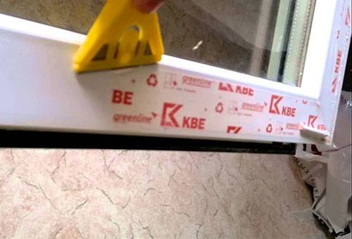 Retirer le film d'une fenêtre avec un grattoir