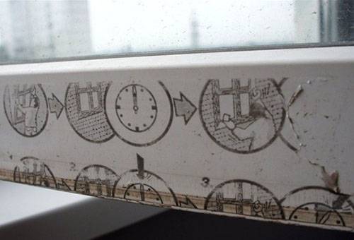 Vieux film sur le cadre d'une fenêtre en plastique