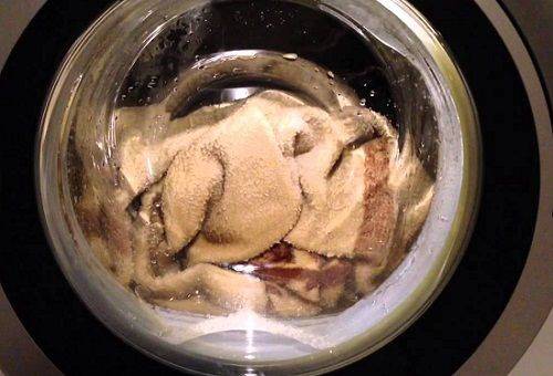 couverture en laine de chameau dans la machine à laver