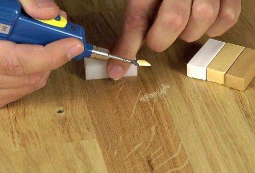 enlever les rayures sur les meubles avec de la cire