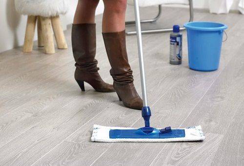 une fille lave le sol