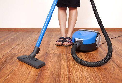 fille nettoyant le sol avec un aspirateur