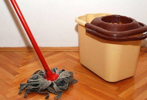 fille nettoyant le sol avec un chiffon