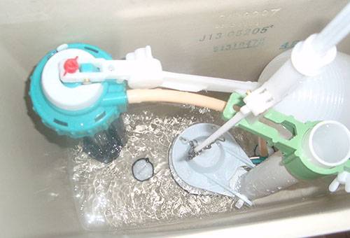 Eau dans le réservoir des toilettes