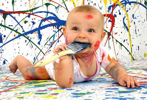 L'enfant s'est couvert de peinture