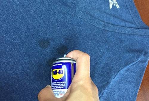 Enlever les vieilles taches grasses avec le solvant WD-40