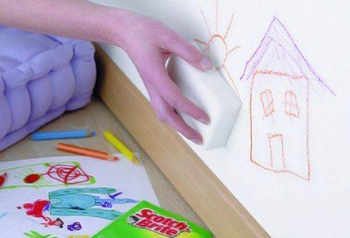 nettoyer le papier peint avec une éponge