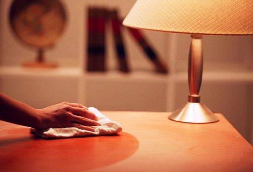 poussière sur la table