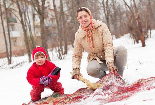 nettoyer un tapis dans la neige