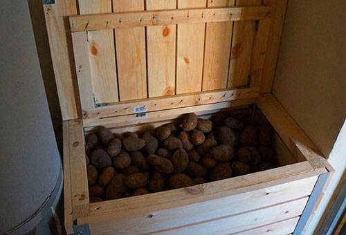 Pommes de terre dans une caisse en bois