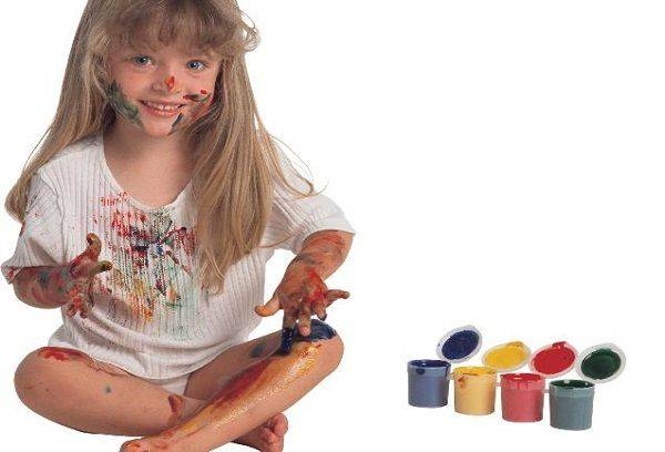 Fille tachée de gouache