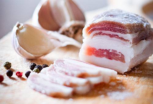 Saindoux salé, coupé en fines tranches