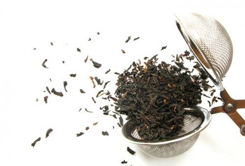 Théière dans une passoire