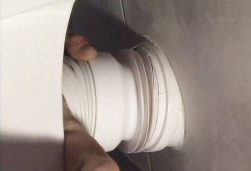 Déconnexion de l'ondulation du siège des toilettes