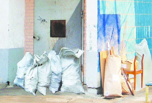 Déchets de chantier à l'entrée