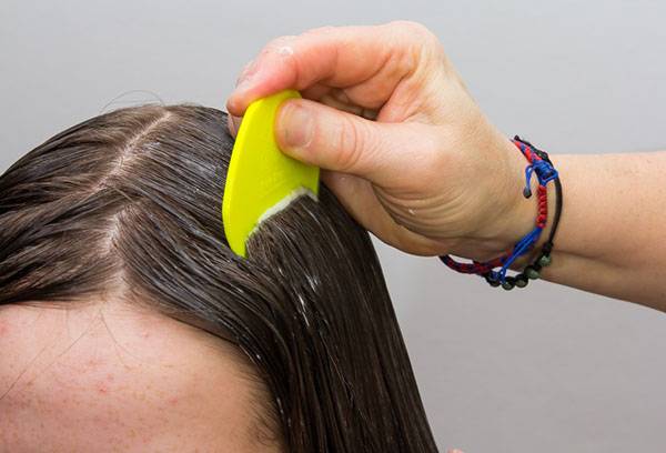 Appliquer un produit anti-poux sur les cheveux