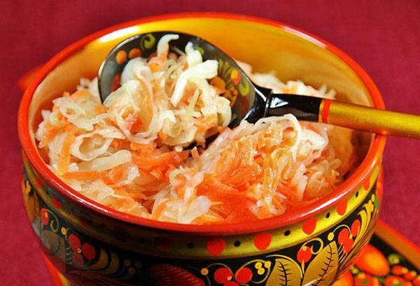 Choucroute dans un bol peint