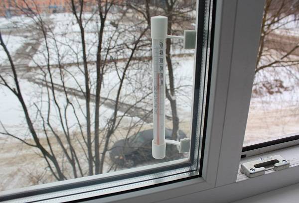 thermomètre sur la fenêtre