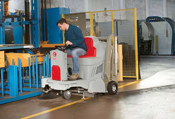 Machine de nettoyage d'entrepôt