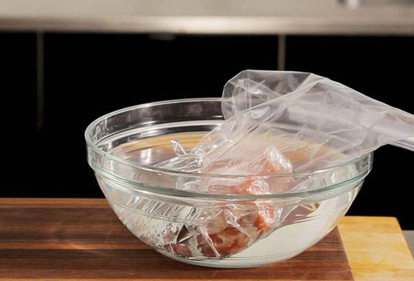 Décongeler de la viande dans l'eau