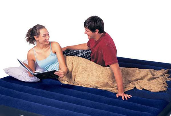 Guy et fille sur un matelas pneumatique
