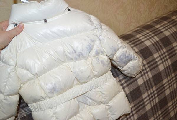 Des taches sur la doudoune d'un bébé