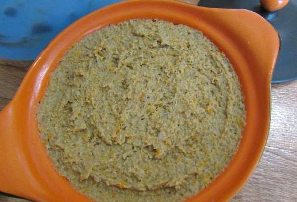 pâté dans un bol en silicone