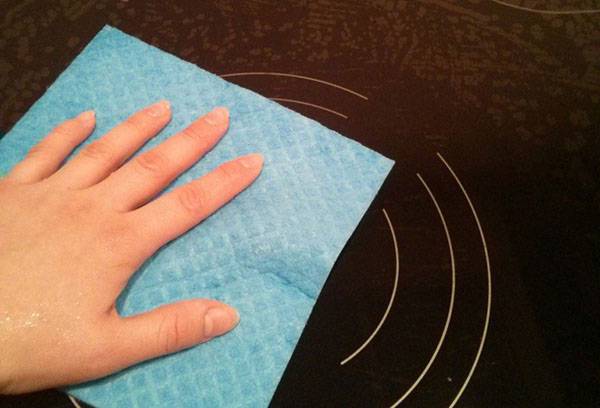 Enlever le calcaire d'une dalle en céramique