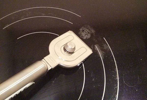 Retirer le sucre brûlé d'un poêle en céramique