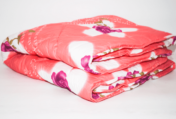 couverture rouge avec des fleurs