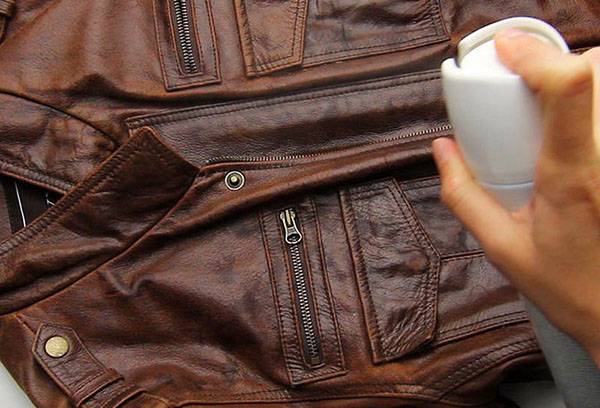 Traiter une veste en cuir avec un spray anti-odeur