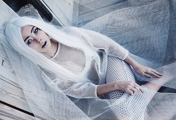 Photo d'une fille avec une perruque blanche