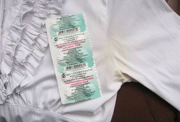 Aspirine contre les taches jaunes sous les aisselles