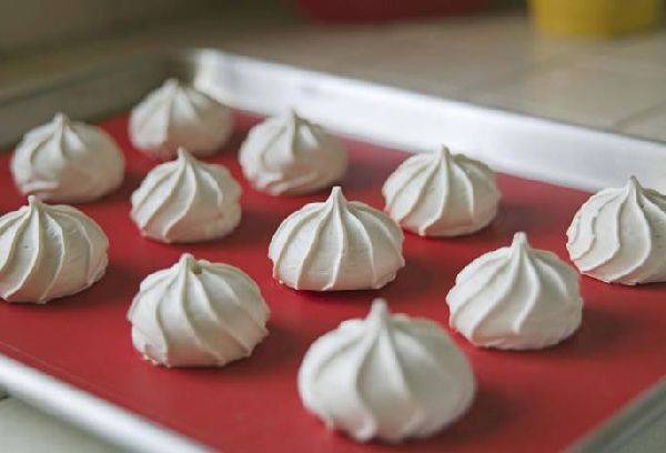 meringue sur un plateau