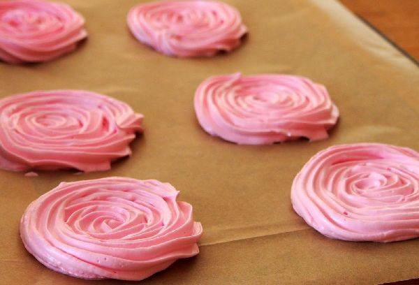 cuisson de meringue sur papier calque