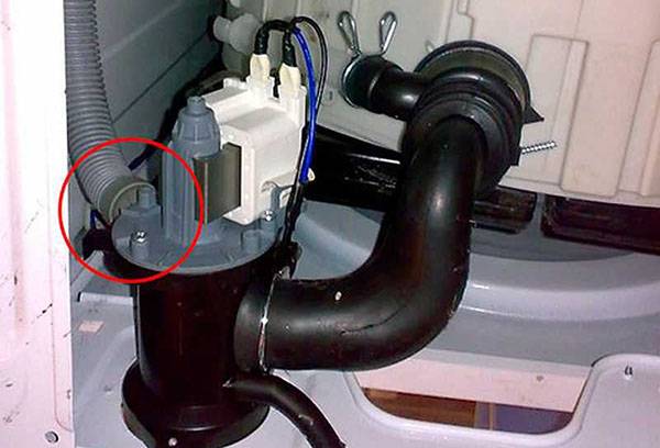 Fixation du tuyau à la pompe de la machine à laver