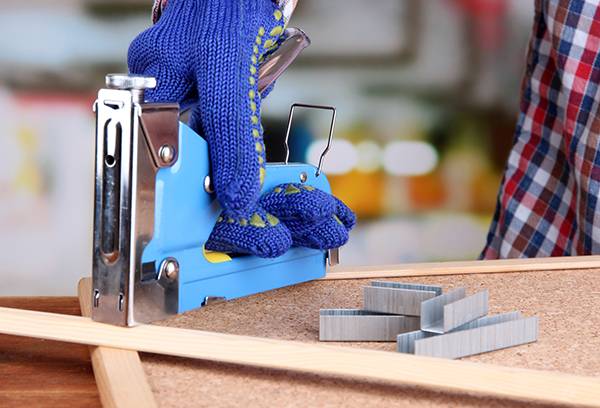 Agrafeuse pour meubles