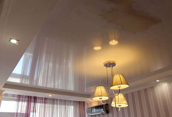 Tache sur le plafond tendu