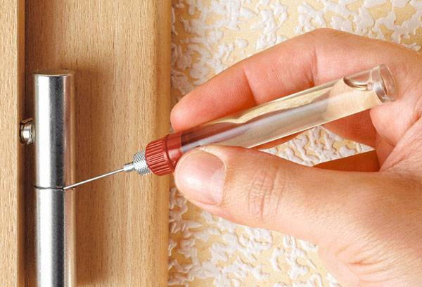 Lubrification de la charnière de la porte