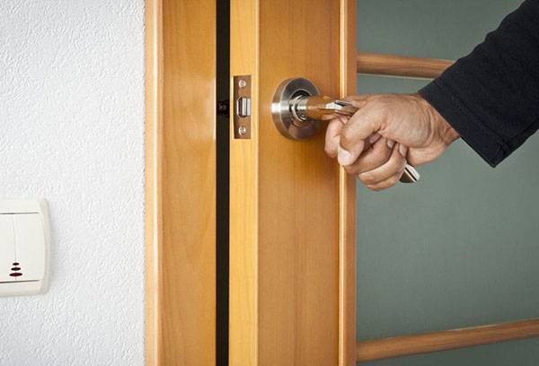 La porte en bois grince