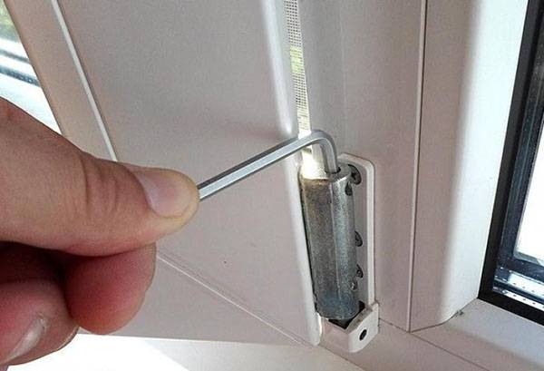 Serrer la charnière d'une porte en plastique