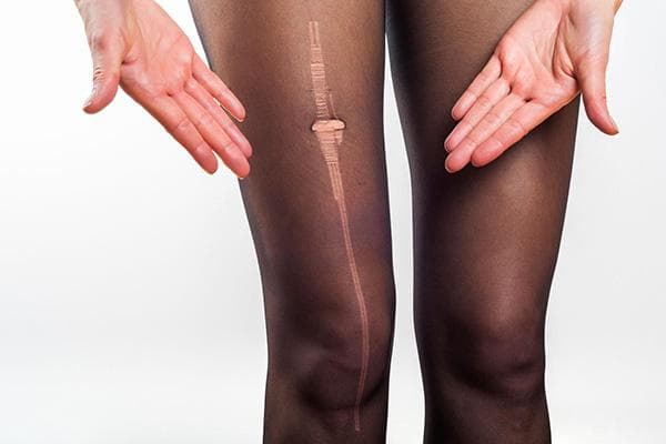 Collants en nylon déchirés