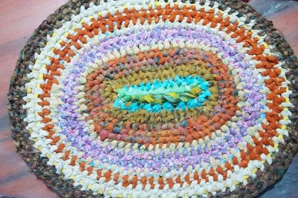 Tapis tressé réalisé à partir de vieux collants